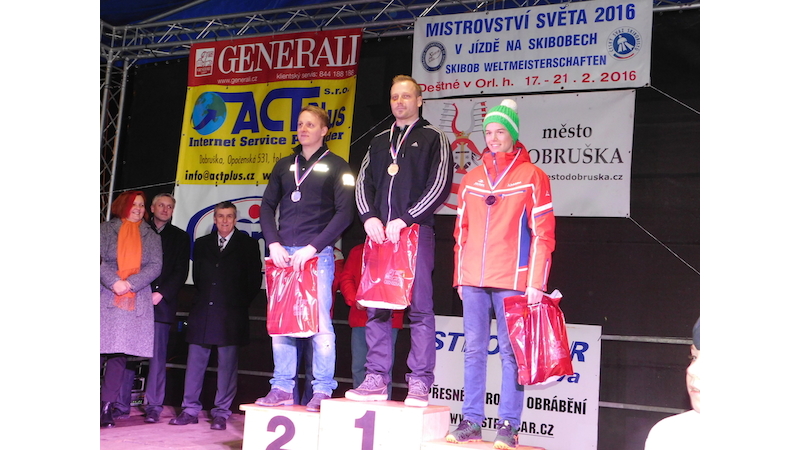 Nejlepší tři muži v super G na MS ve skibobech. Zleva: Pavel Čiháček, David Krejčí a Jaochim Knauss z Rakouska. FOTO: Dana Ehlová