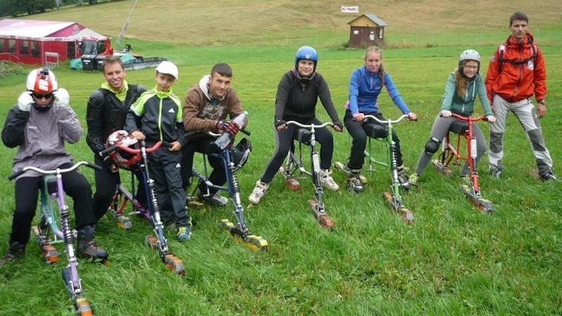 Mladí skibobisté na travních skibobech. FOTO: Jana Melicharová