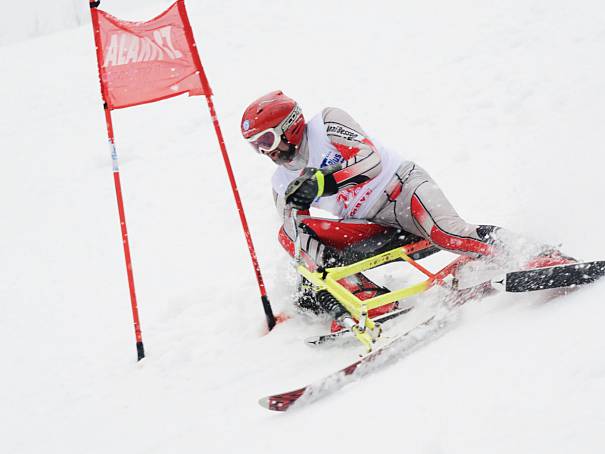 ČTYŘIKRÁT vystoupil během mistrovství světa skibobistů v italském Malsu na nejvyšší stupeň český reprezentant Bohumil Flegl (na snímku) ze Skibob klubu Dobruška. Autor: Vojtěch Podstavek