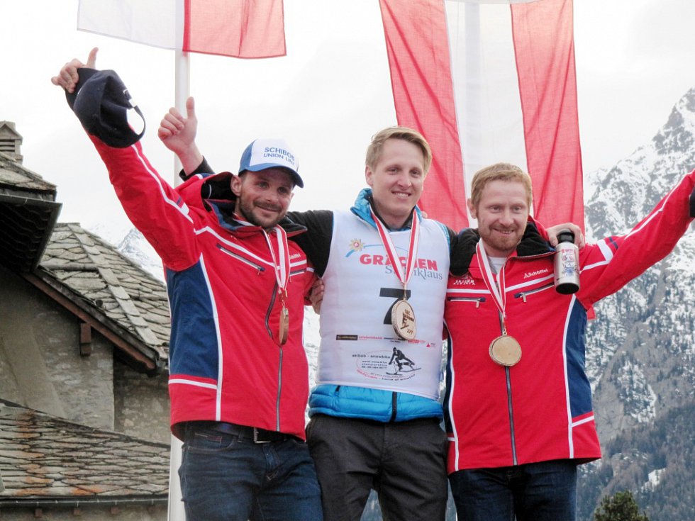 Čtyřikrát vystoupil na nejvyšší stupeň v průběhu mistrovství světa ve Švýcarsku český reprezentant Pavel Čiháček (uprostřed) a zapsal se tak do historie skibobového sportu.Foto: Pavel Čiháček st.