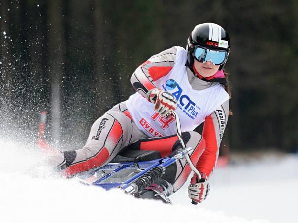 ŠÉFTRENÉR naší skibobové reprezentace Pavel Hlaváč starší bude na světovém šampionátu v Deštném spoléhat na výkony české jedničky Stanislavy Preclíkové ze Skibob Klubu Dobruška.