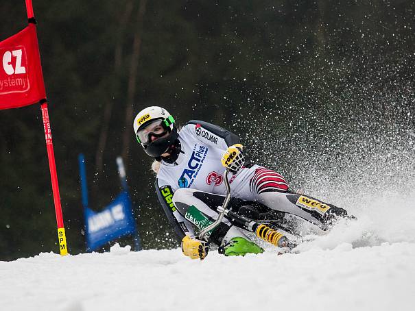 I Rakušanka Claudia Hartlová se o víkendu radovala ze zisku zlaté medaile (na snímku na trati superobřího slalomu).Autor: Deník/ Michal Fanta