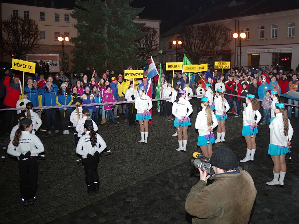 Na dobrušském náměstí se ve čtvrtek v podvečer představili reprezentanti z osmi států – Rakouska, Švýcarska, Německa, Lucemburska, Velké Británie, Irska, Brazílie a Česka.Autor: Pavel Štěpán